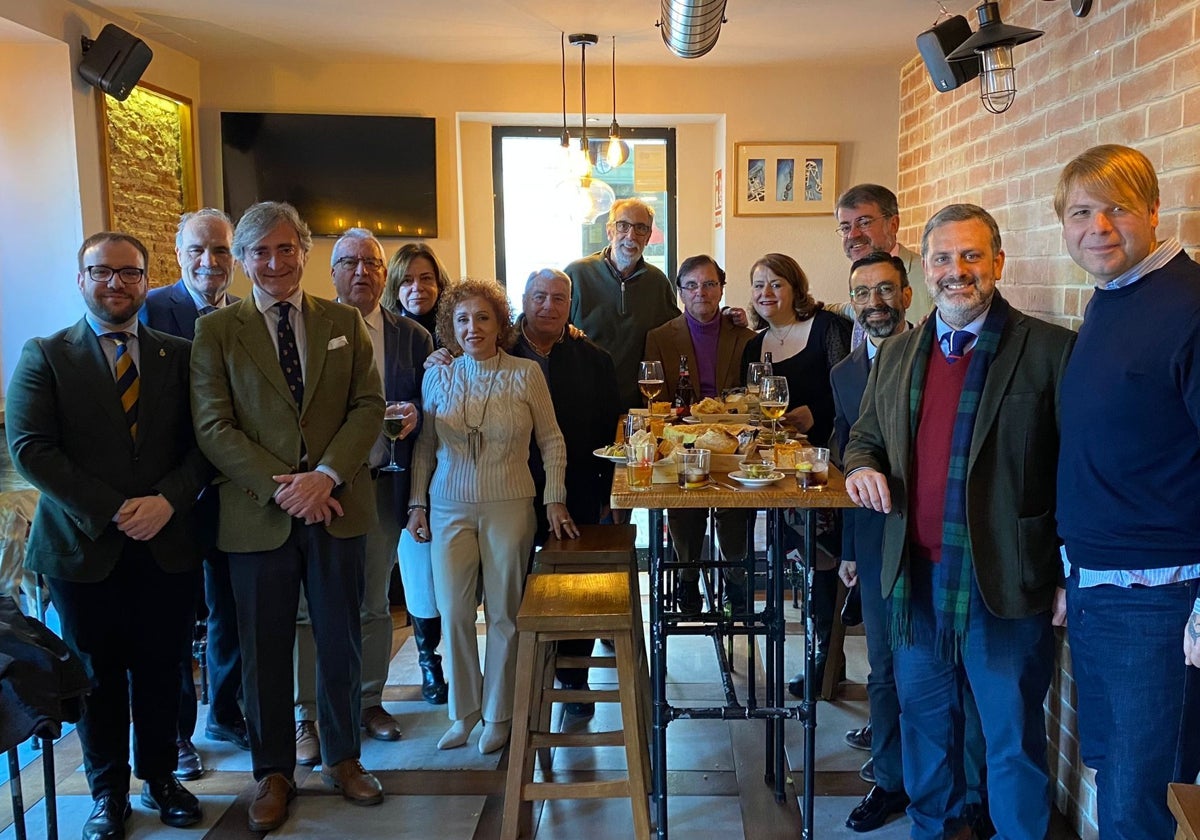 Entrega de la jarra y los vasos al pregonero de la Semana Santa de Cádiz, Fernando Pérez