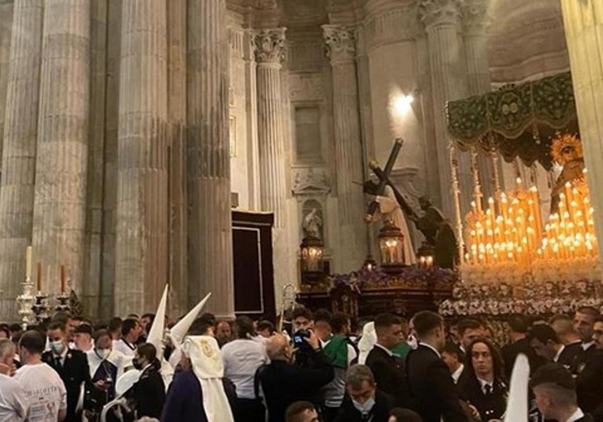 Interior de Catedral el Lunes Santo de 2022