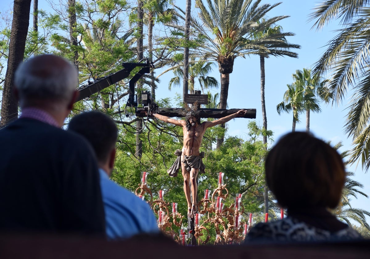 Varios cofrades contemplan desde sus palcos al Stmo. Cristo de la Sed