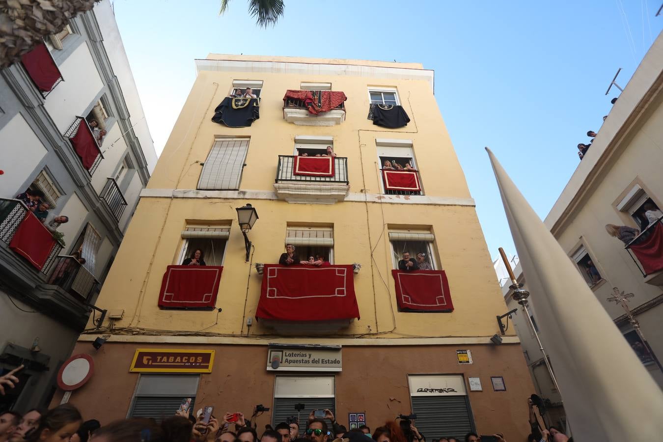 Fotos: el estreno procesional del Nazareno de la Obediencia de Cádiz