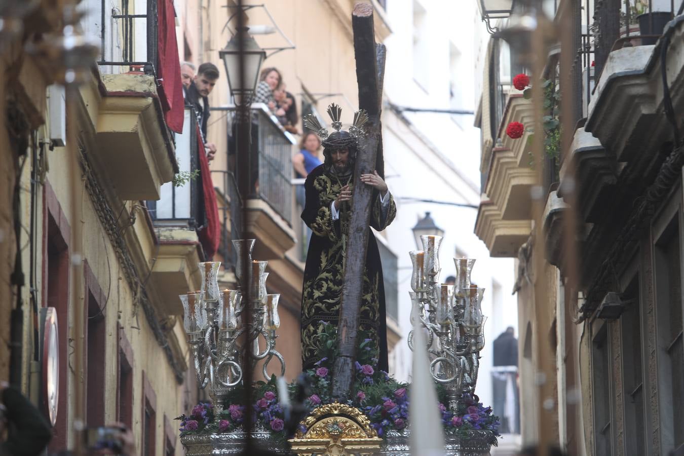 Fotos: el estreno procesional del Nazareno de la Obediencia de Cádiz