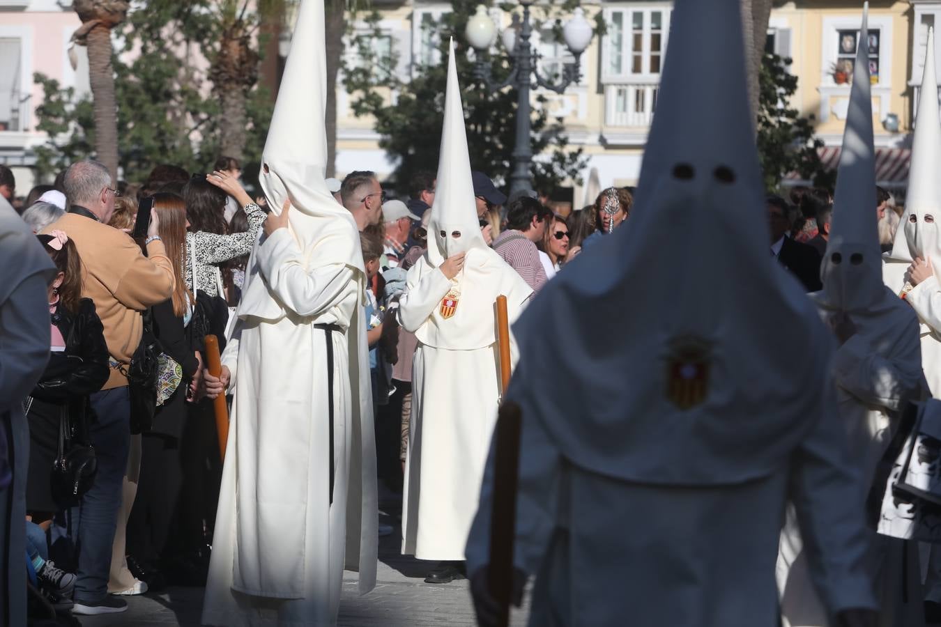 Fotos: el estreno procesional del Nazareno de la Obediencia de Cádiz