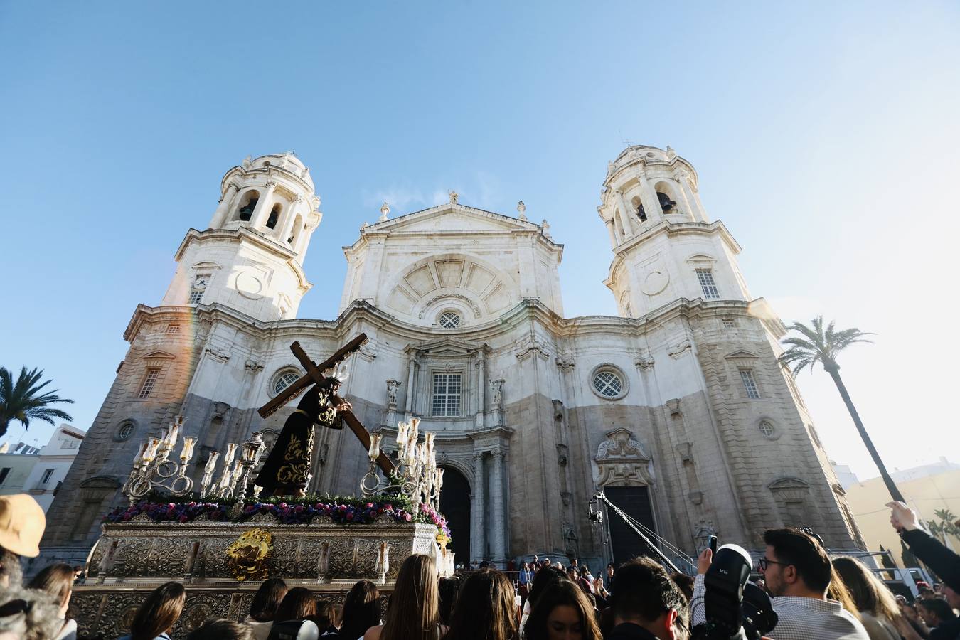 Fotos: el estreno procesional del Nazareno de la Obediencia de Cádiz