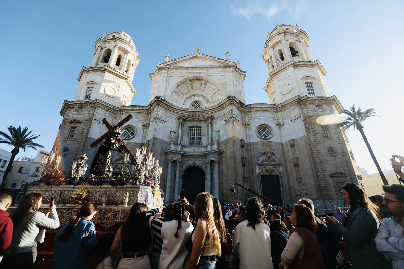 Fotos: el estreno procesional del Nazareno de la Obediencia de Cádiz