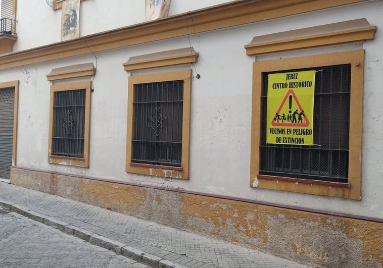 El centro de Jerez empieza la Semana Santa con carteles que denuncian la «extinción» de sus vecinos