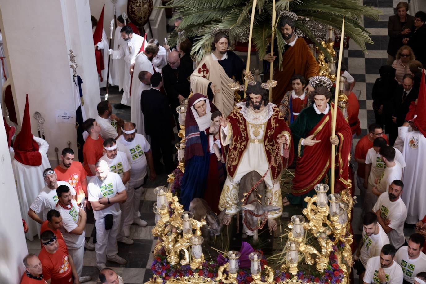 Fotos: la Borriquita ya luce en procesión en este Domingo de Ramos