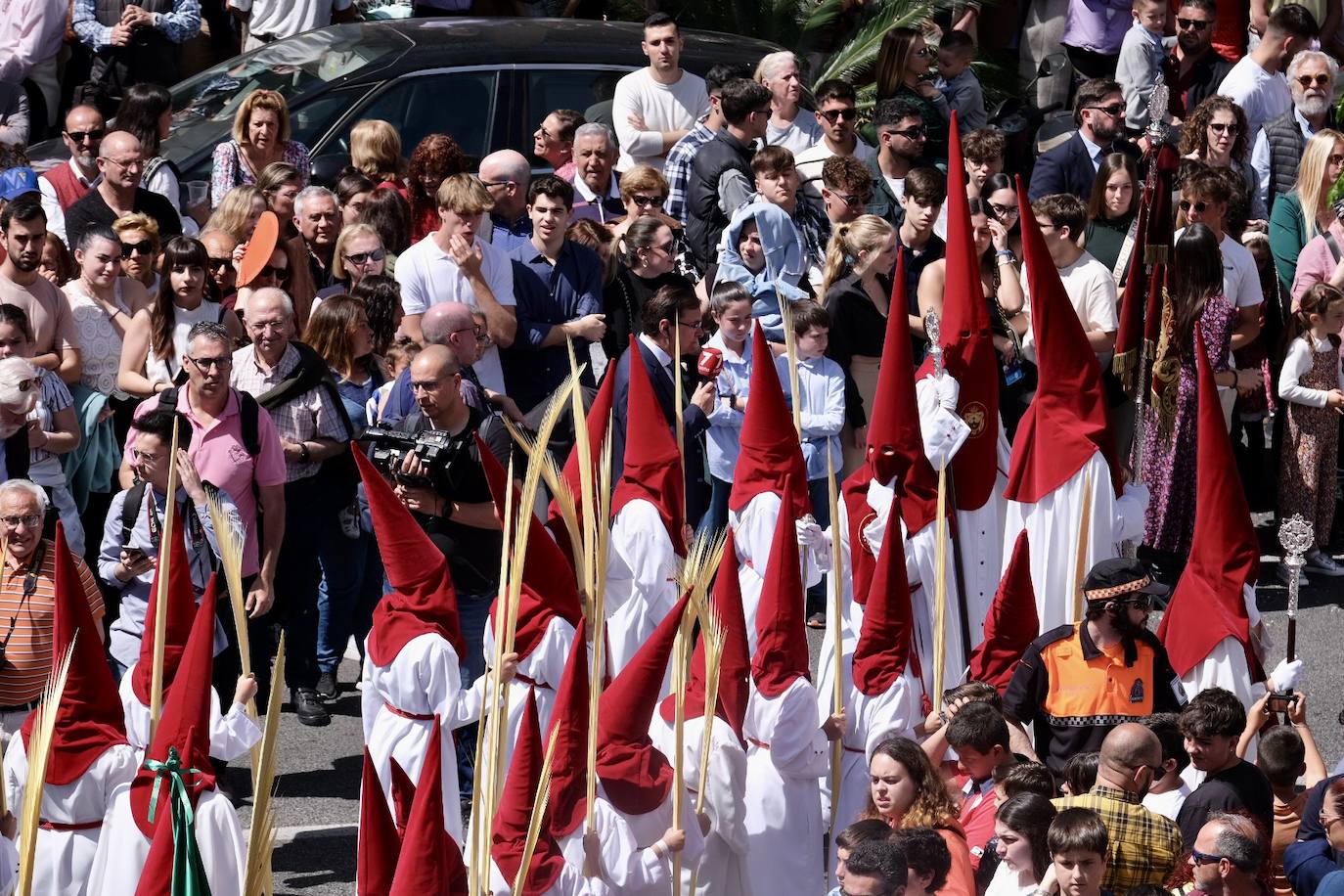 Fotos: la Borriquita ya luce en procesión en este Domingo de Ramos