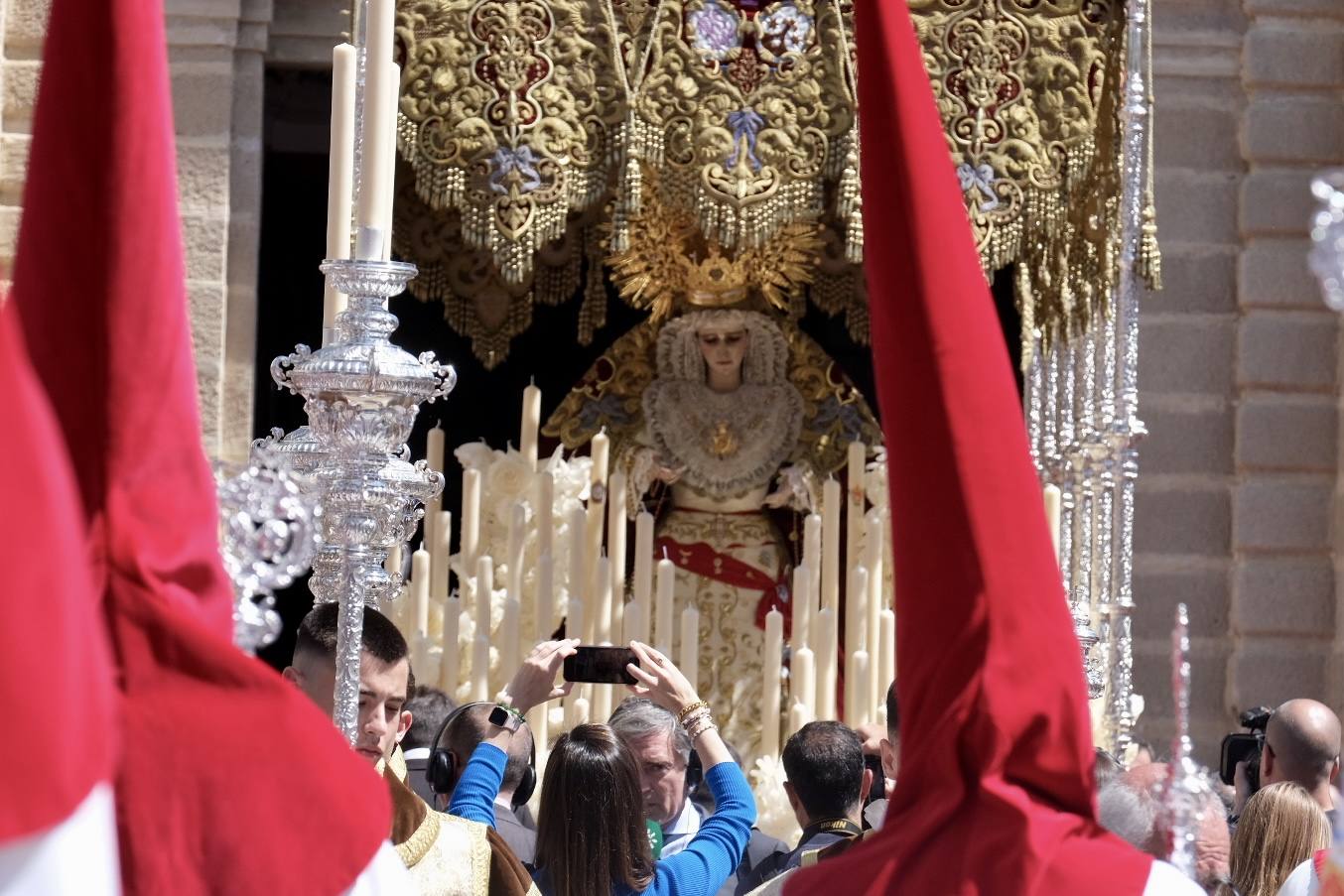 Fotos: la Borriquita ya luce en procesión en este Domingo de Ramos