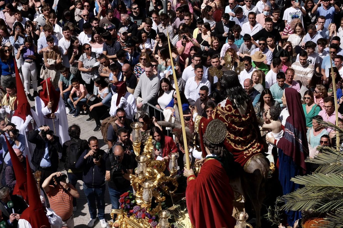 Fotos: la Borriquita ya luce en procesión en este Domingo de Ramos