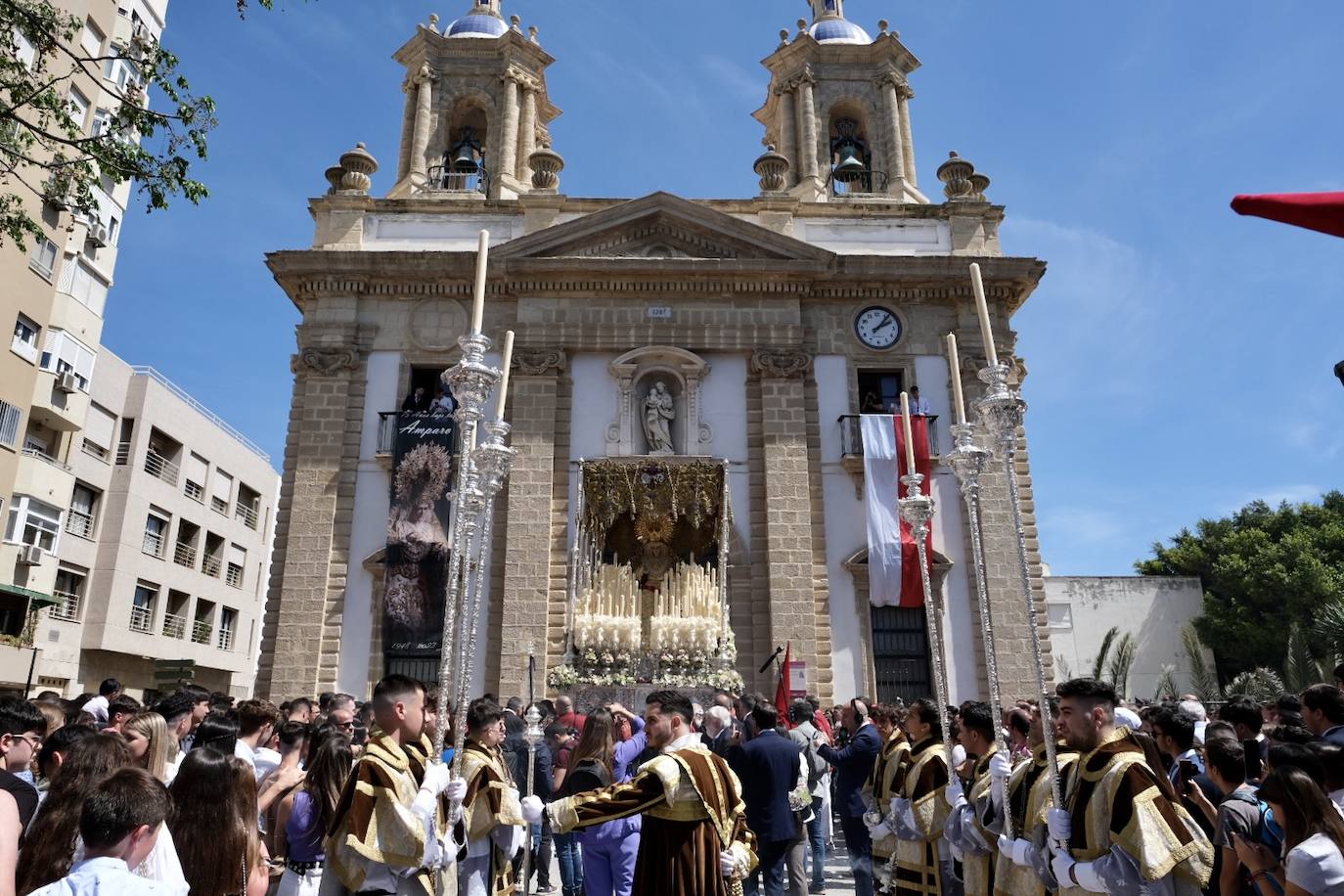 Fotos: la Borriquita ya luce en procesión en este Domingo de Ramos