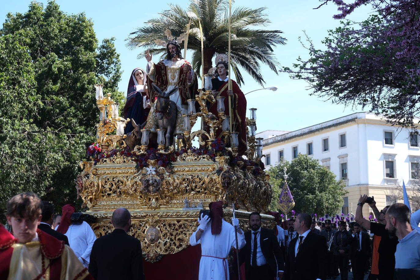 Fotos: la Borriquita ya luce en procesión en este Domingo de Ramos