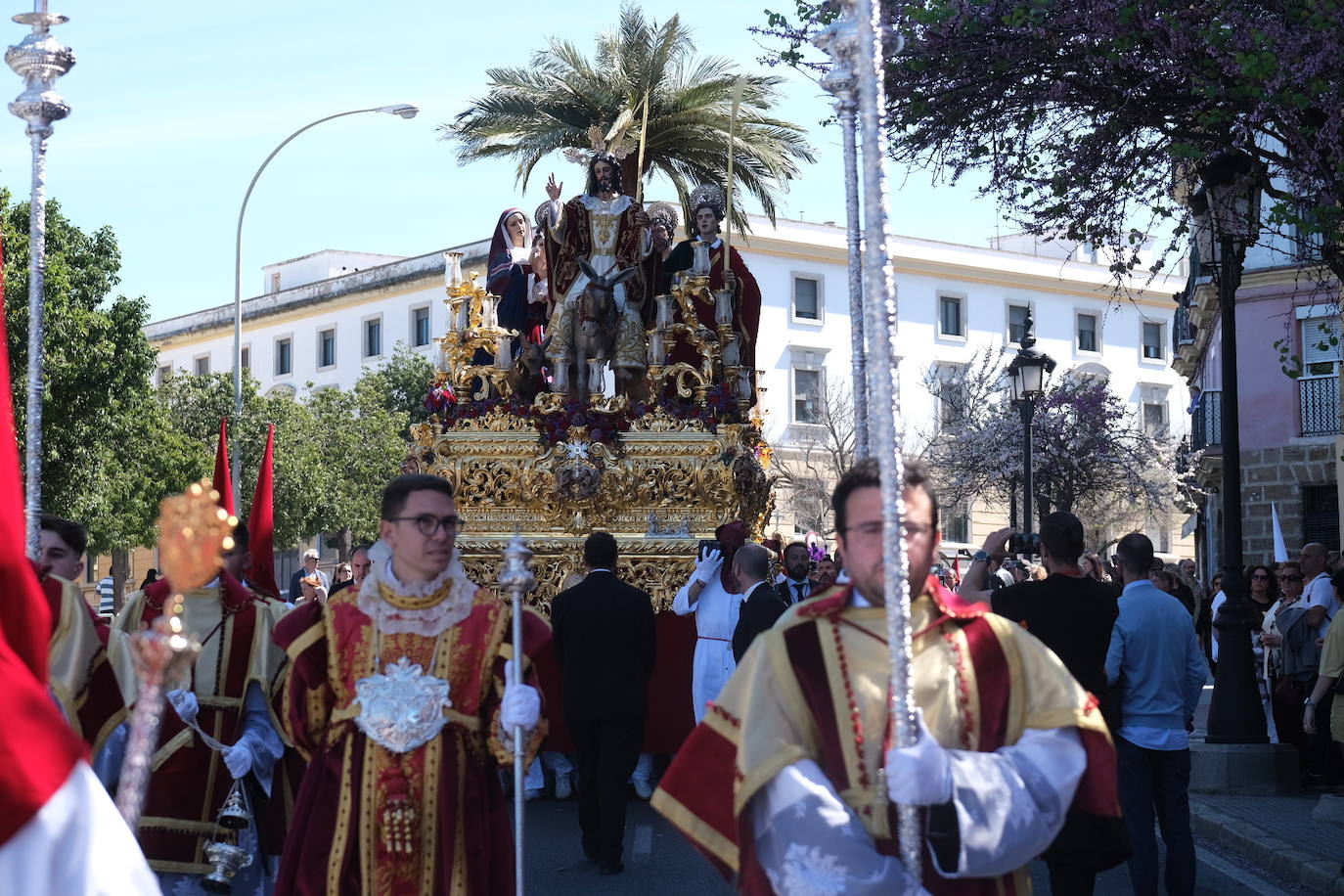 Fotos: la Borriquita ya luce en procesión en este Domingo de Ramos