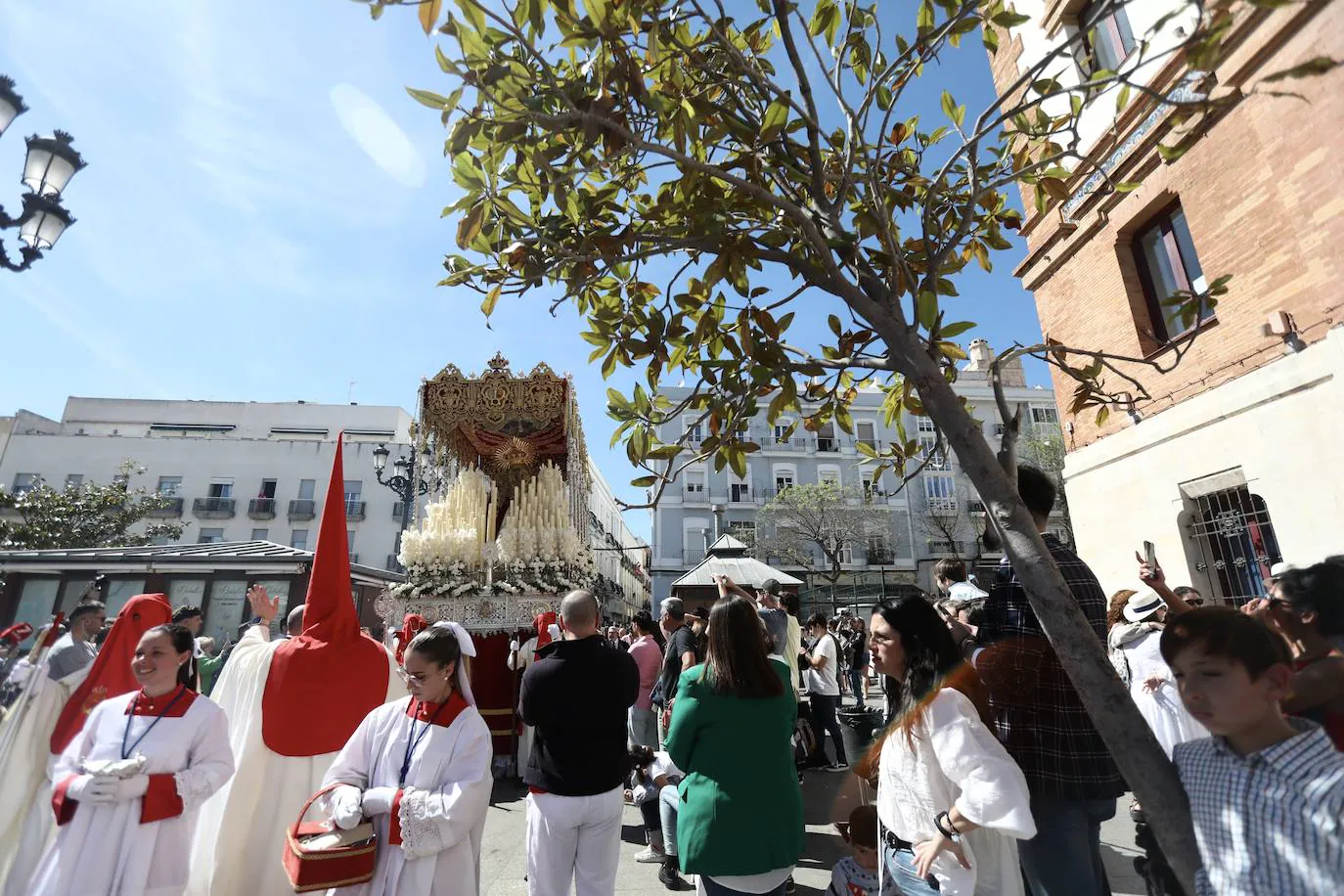 Fotos: Las Penas y su andar por las calles de Cádiz en este Domingo de Ramos