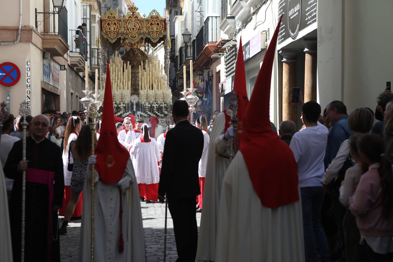 Fotos: Las Penas y su andar por las calles de Cádiz en este Domingo de Ramos