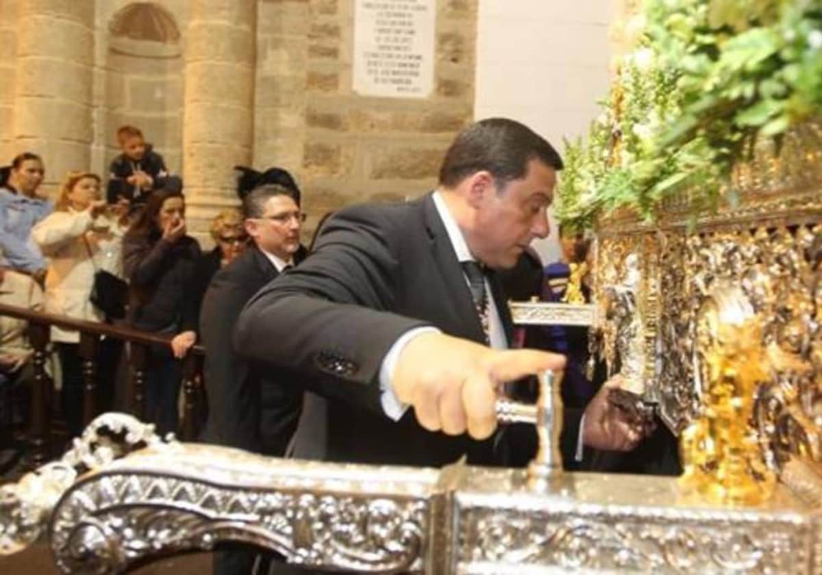 Antonio Ramírez dirigiendo el palio de la Virgen de los Dolores