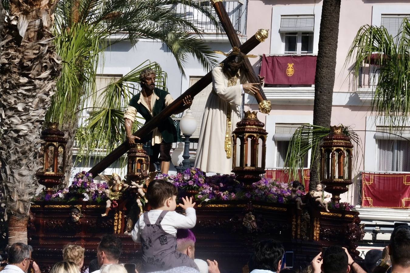 Fotos: El Nazareno del Amor recorre las calles de Cádiz
