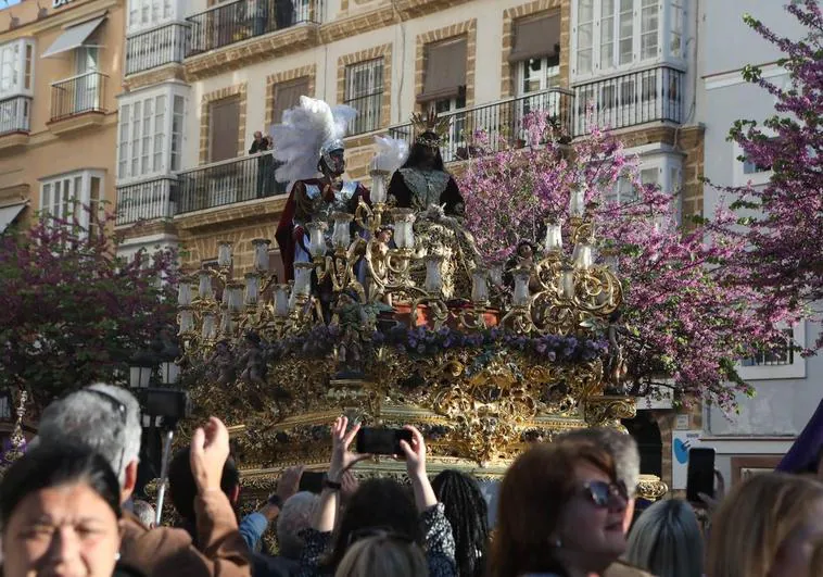 El levante no desluce un gran Miércoles Santo en Cádiz