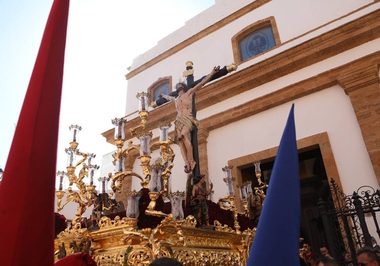 Crónica de Cádiz: Luto y sobriedad en un Viernes Santo que por fin se inició en la Plaza Fragela