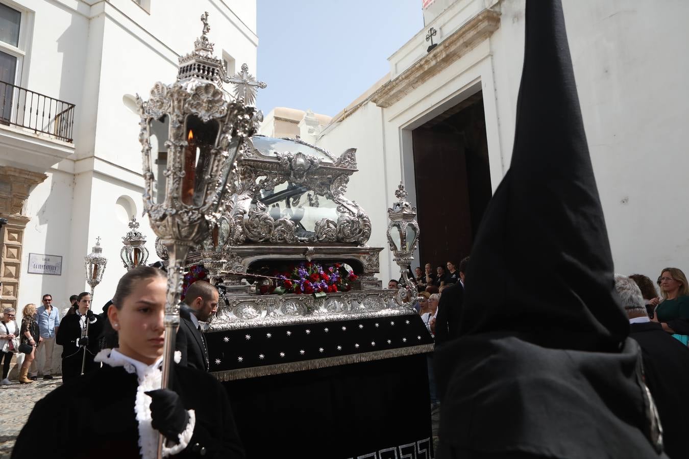 La hermandad de la Soledad y el Santo Entierro en el Sábado Santo de Cádiz