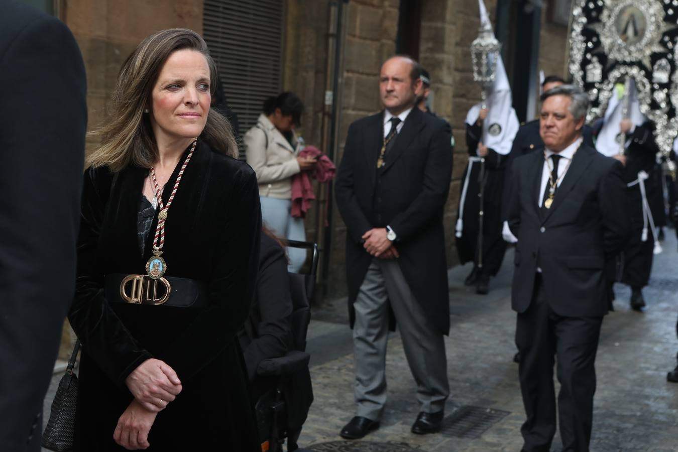 La hermandad de la Soledad y el Santo Entierro en el Sábado Santo de Cádiz