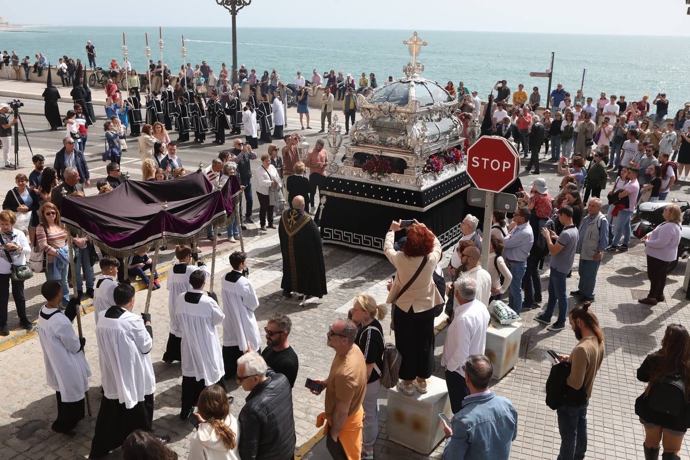 La hermandad de la Soledad y el Santo Entierro en el Sábado Santo de Cádiz