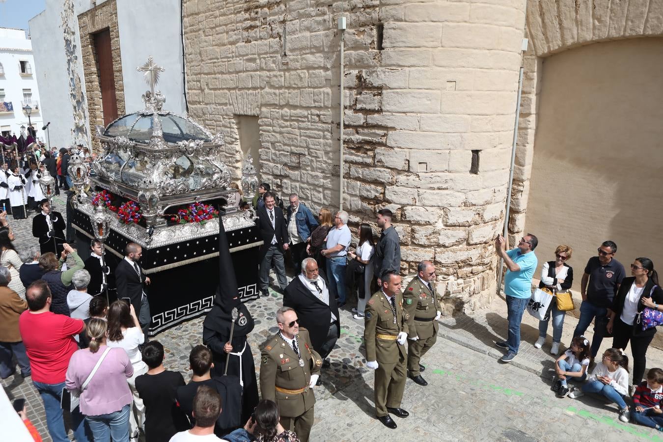 La hermandad de la Soledad y el Santo Entierro en el Sábado Santo de Cádiz