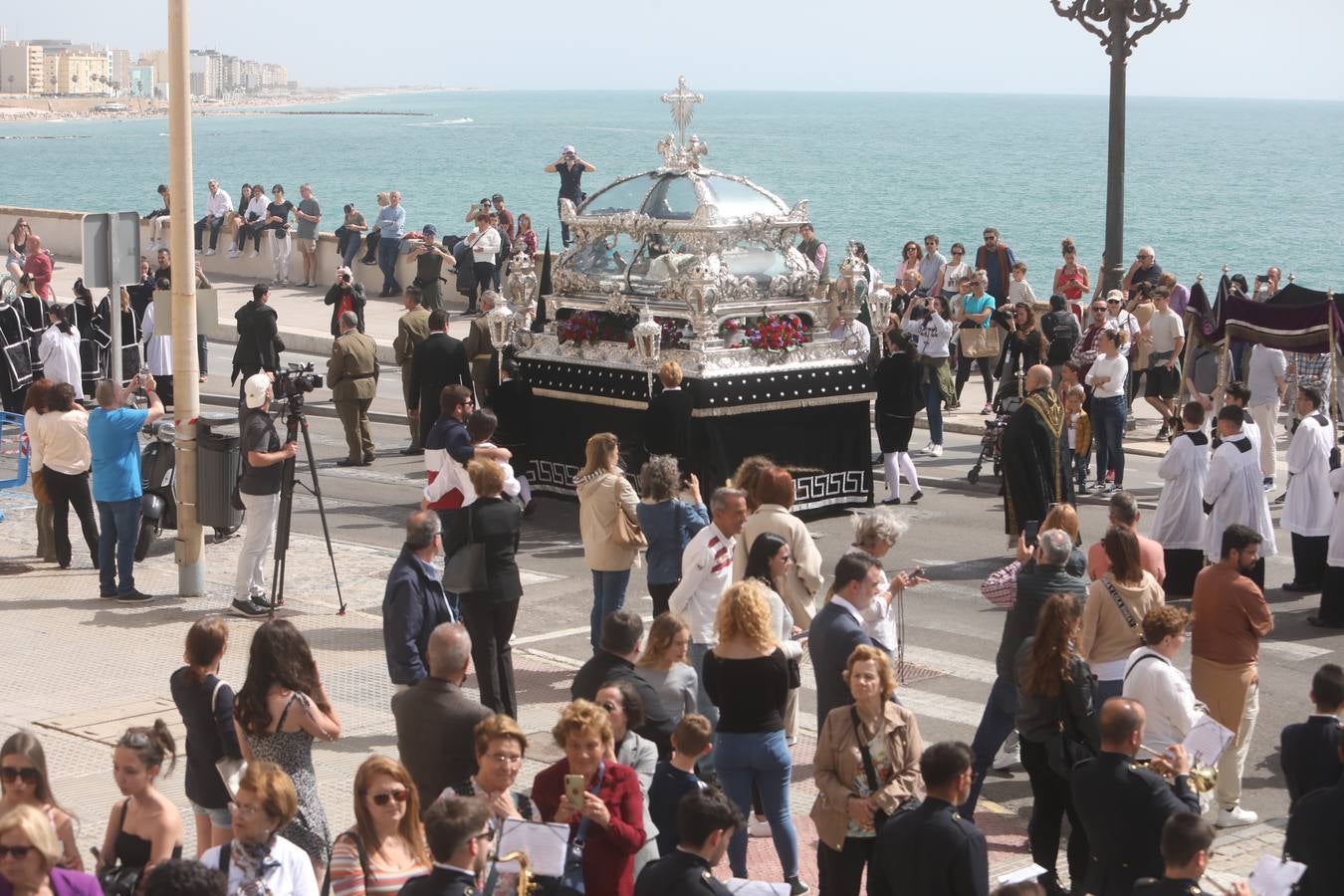 La hermandad de la Soledad y el Santo Entierro en el Sábado Santo de Cádiz