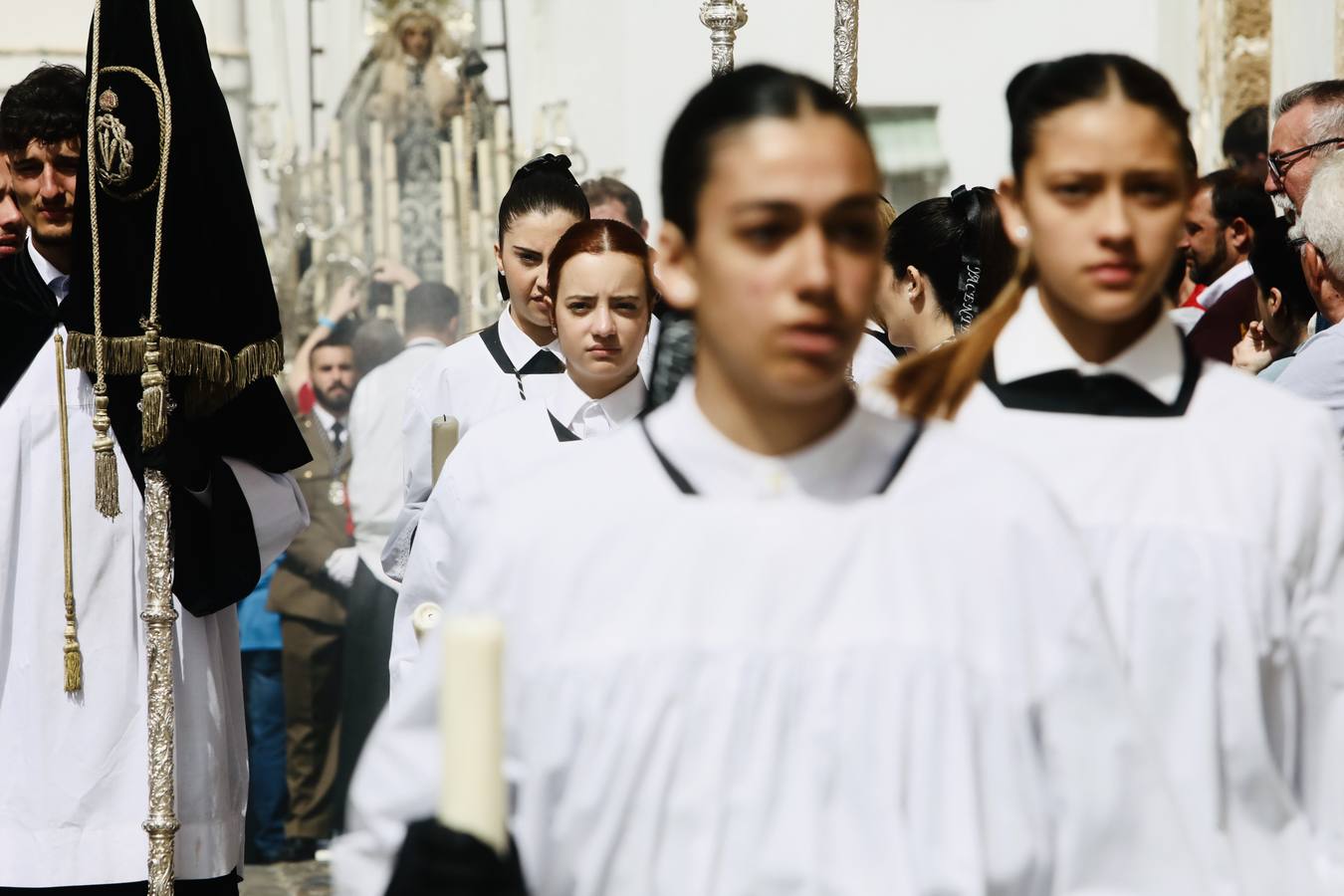 La hermandad de la Soledad y el Santo Entierro en el Sábado Santo de Cádiz