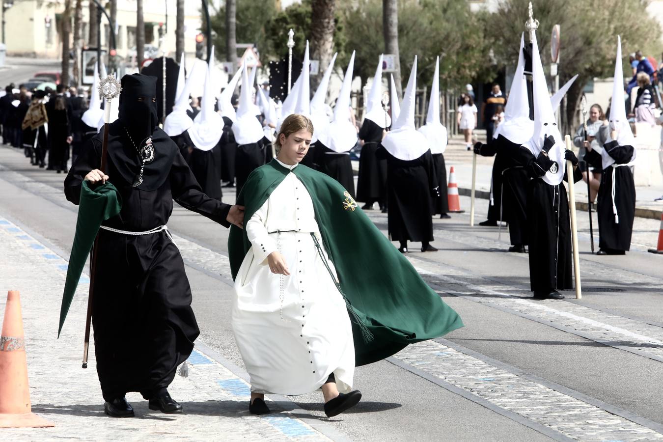 La hermandad de la Soledad y el Santo Entierro en el Sábado Santo de Cádiz