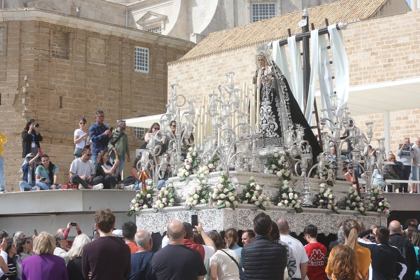 La hermandad de la Soledad y el Santo Entierro en el Sábado Santo de Cádiz