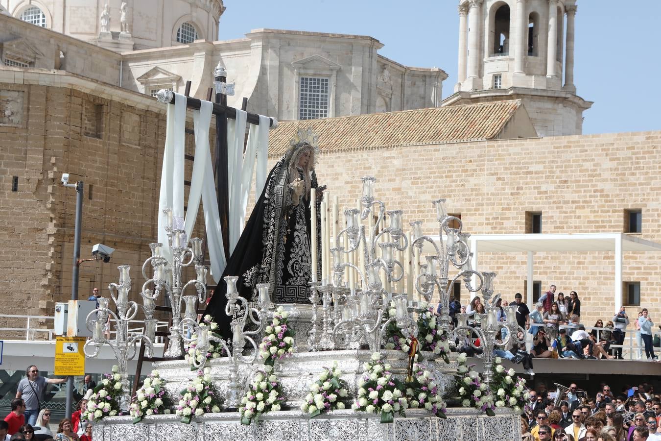 La hermandad de la Soledad y el Santo Entierro en el Sábado Santo de Cádiz