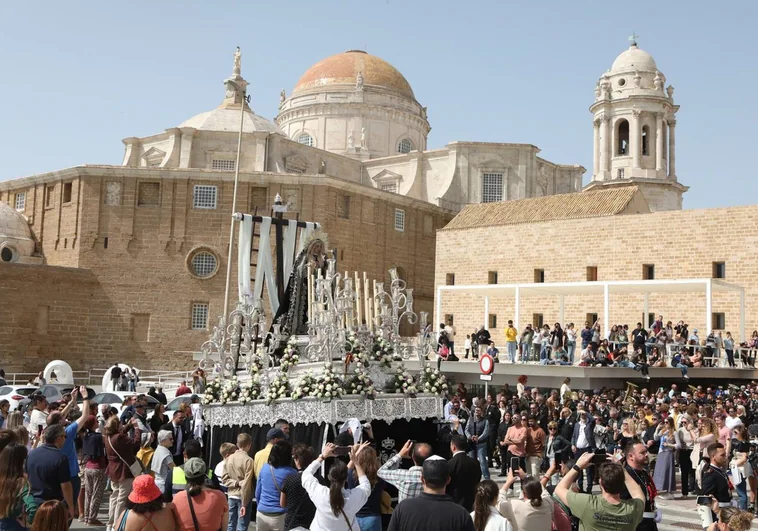 El Santo Entierro firma un magno epílogo para la Semana Santa de Cádiz 2023