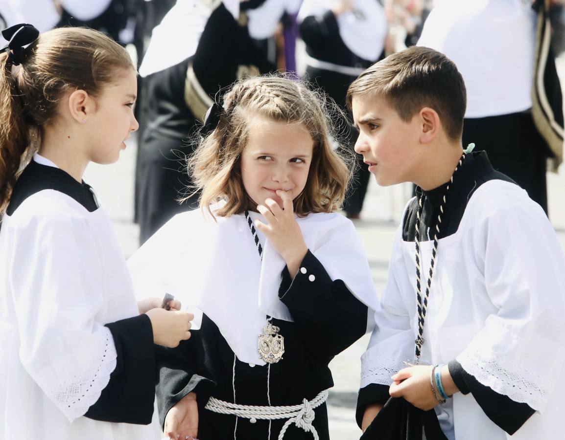 La hermandad de la Soledad y el Santo Entierro en el Sábado Santo de Cádiz