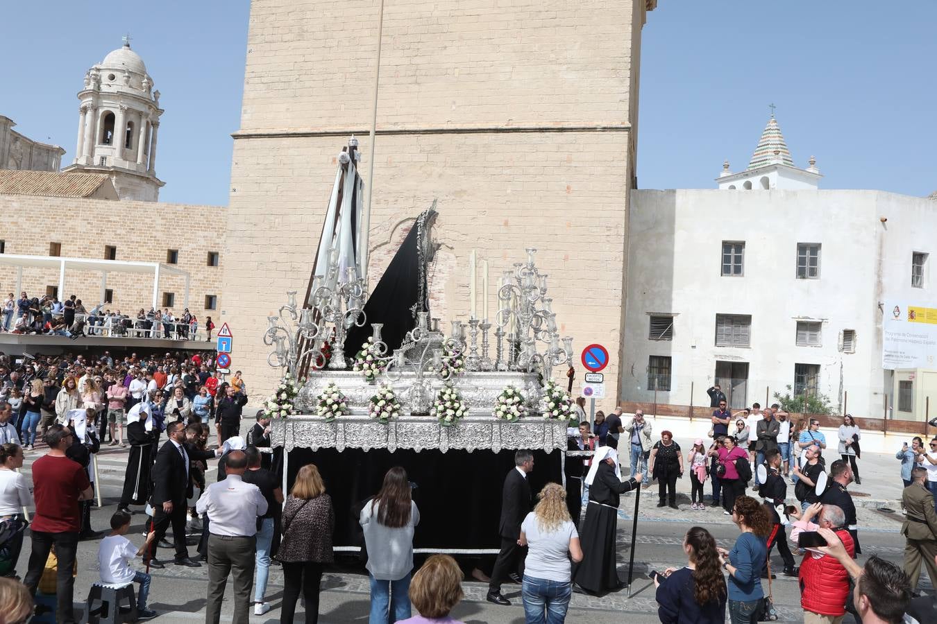 La hermandad de la Soledad y el Santo Entierro en el Sábado Santo de Cádiz
