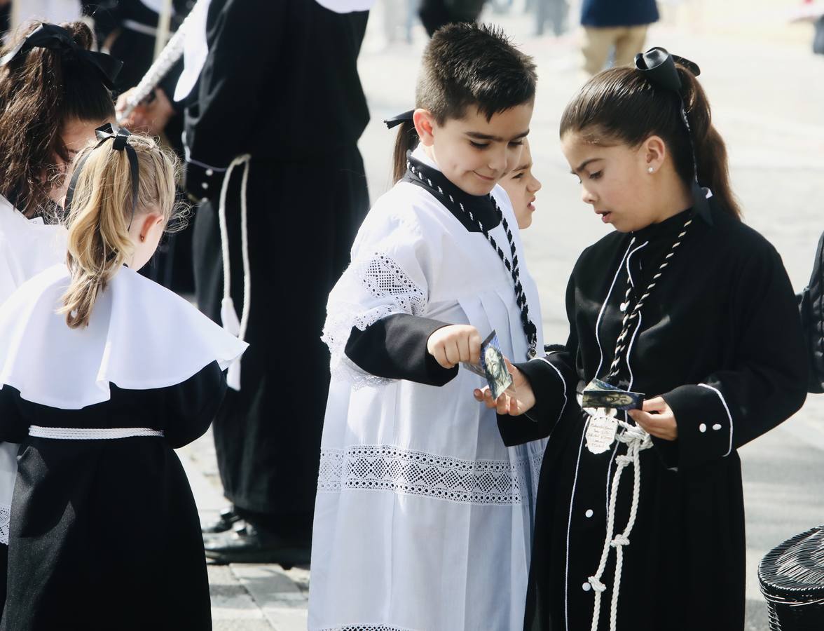La hermandad de la Soledad y el Santo Entierro en el Sábado Santo de Cádiz