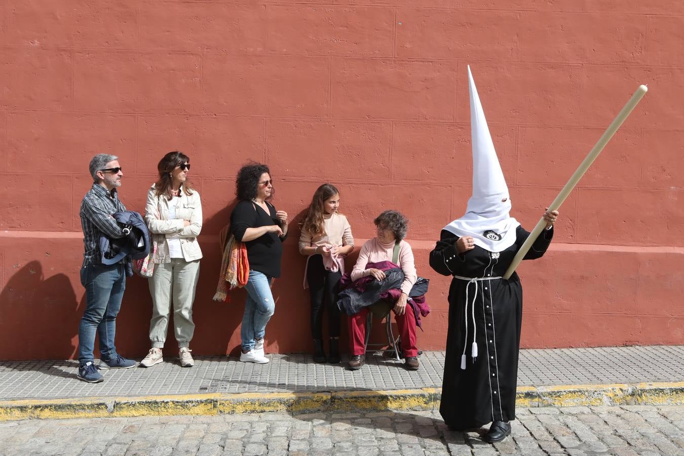 La hermandad de la Soledad y el Santo Entierro en el Sábado Santo de Cádiz