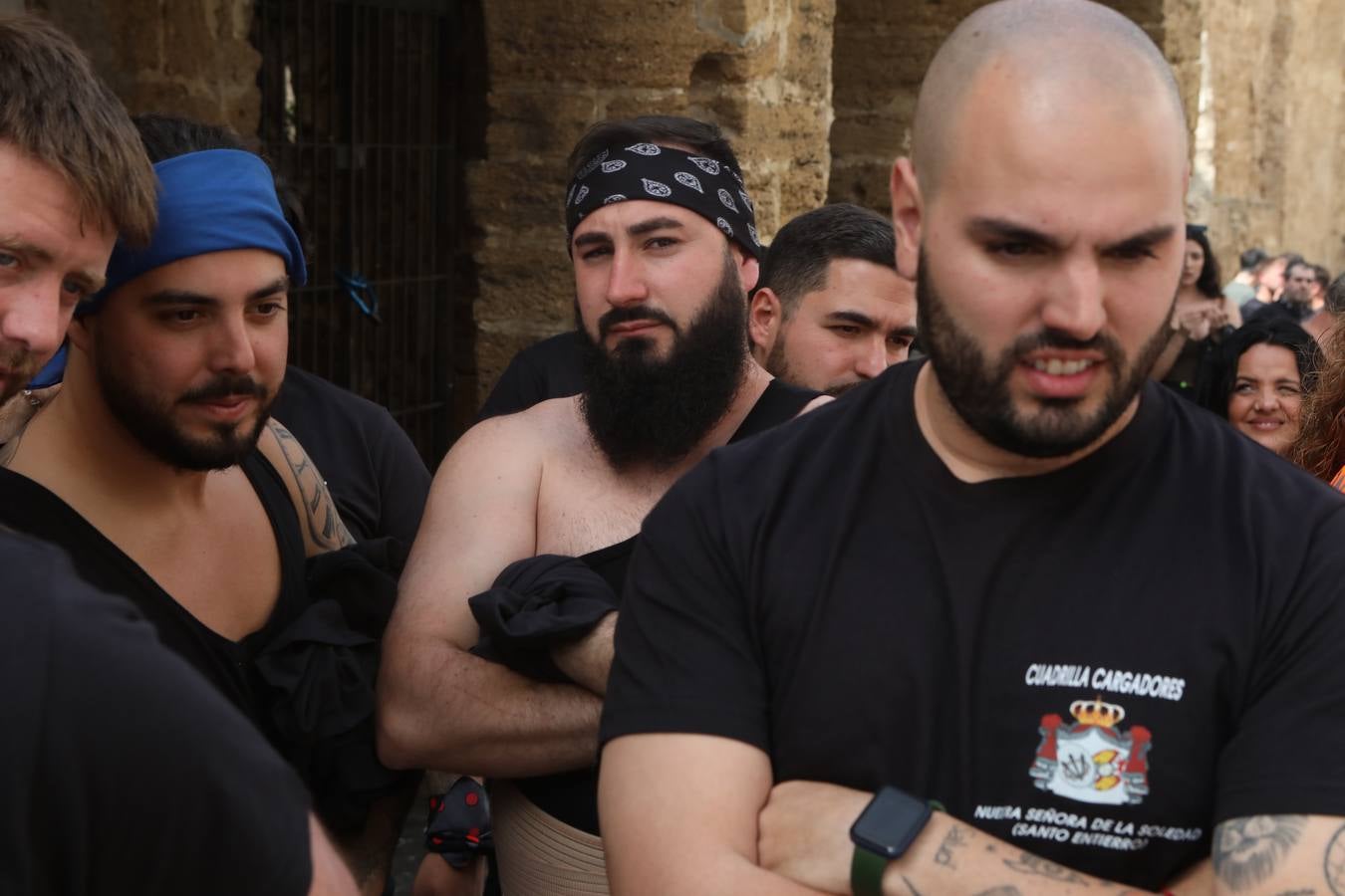 La hermandad de la Soledad y el Santo Entierro en el Sábado Santo de Cádiz