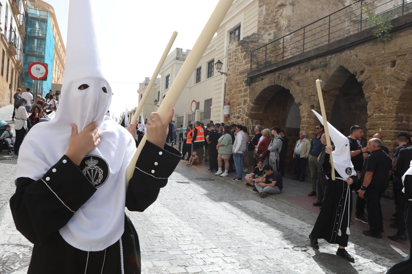 La hermandad de la Soledad y el Santo Entierro en el Sábado Santo de Cádiz