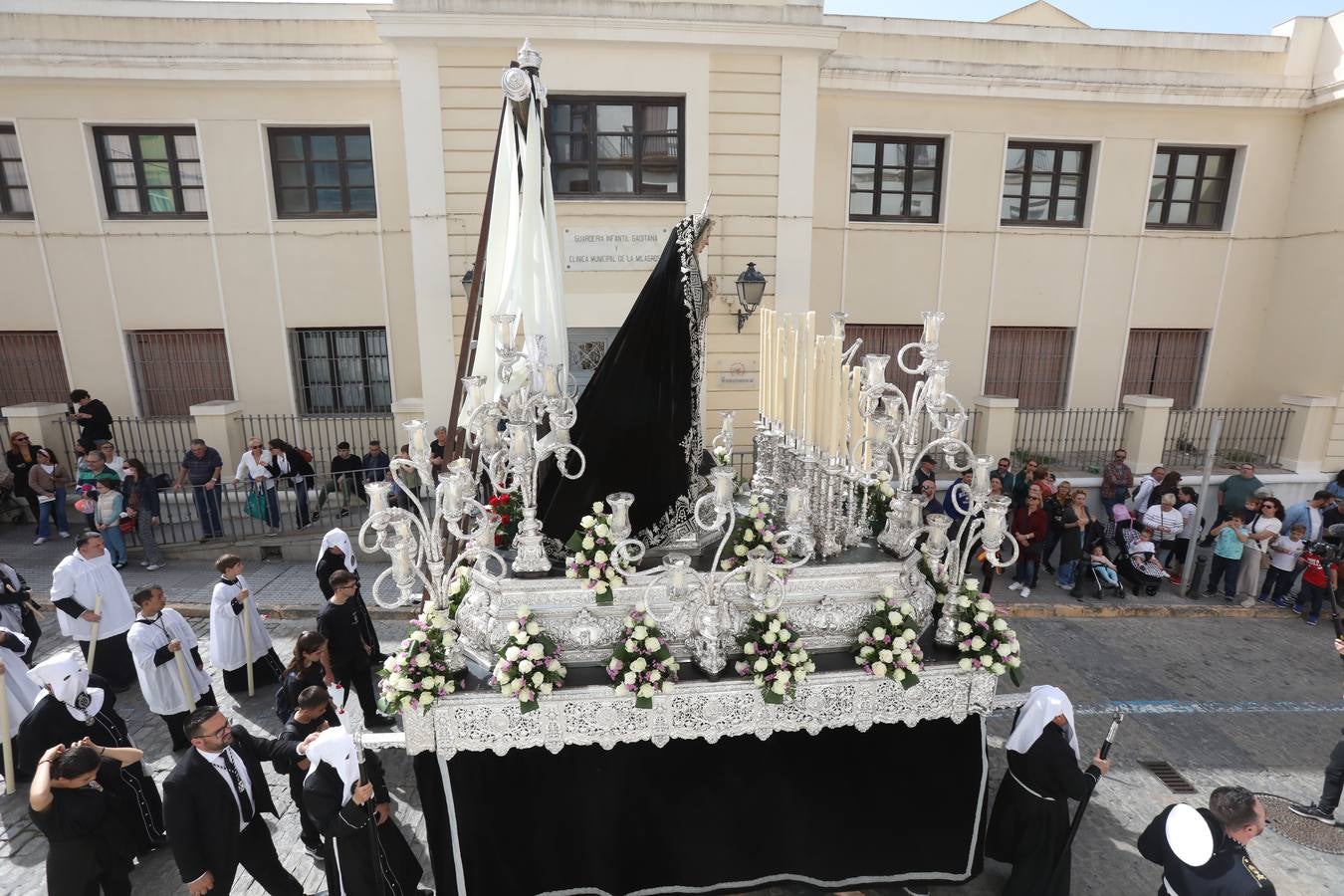 La hermandad de la Soledad y el Santo Entierro en el Sábado Santo de Cádiz