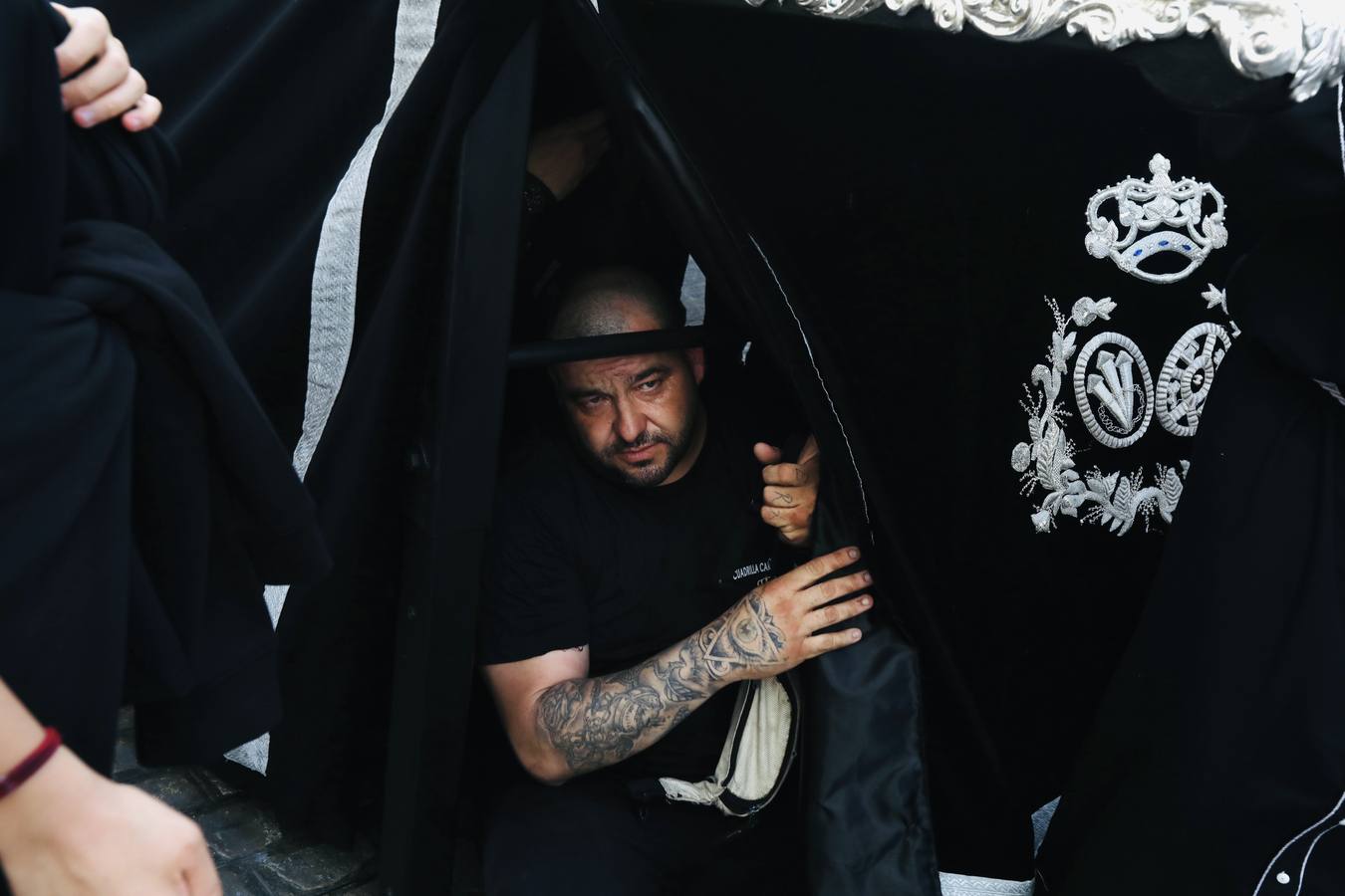 La hermandad de la Soledad y el Santo Entierro en el Sábado Santo de Cádiz