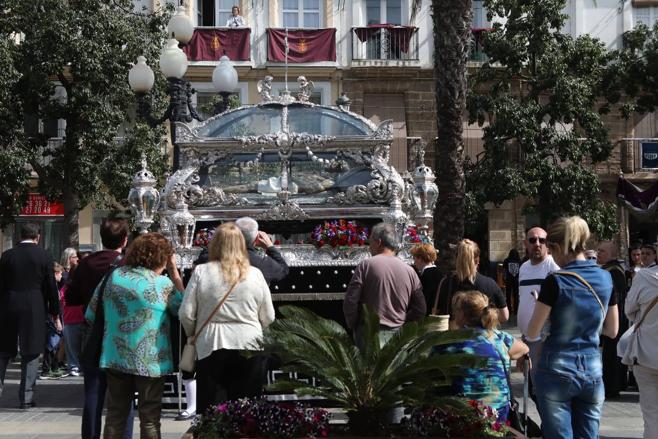 La hermandad de la Soledad y el Santo Entierro en el Sábado Santo de Cádiz