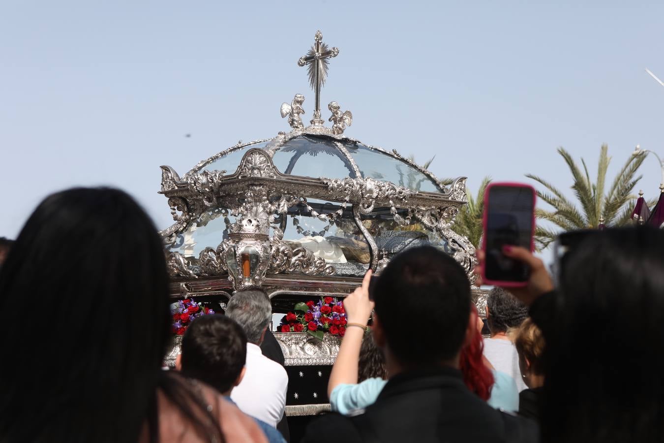 La hermandad de la Soledad y el Santo Entierro en el Sábado Santo de Cádiz
