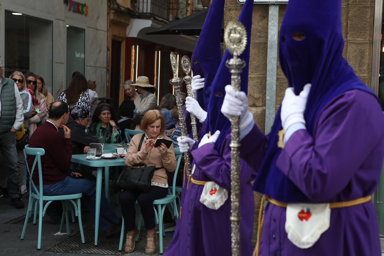 La hermandad de la Soledad y el Santo Entierro en el Sábado Santo de Cádiz