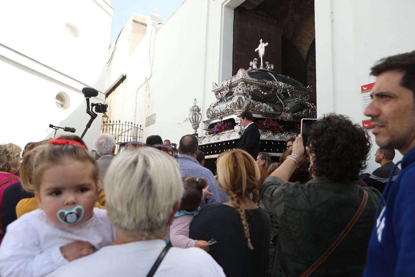 La hermandad de la Soledad y el Santo Entierro en el Sábado Santo de Cádiz