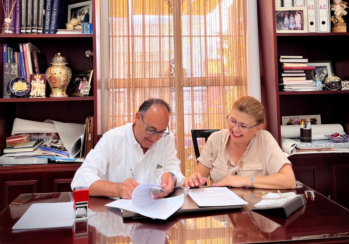 Manuel Mota, hermano mayor del Nazareno del Amor, en la firma del contrato