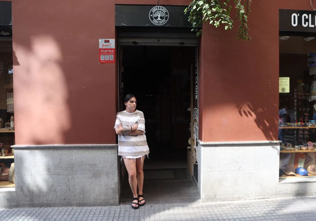 Una trabajadora, fuera de una tienda de Cádiz durante las horas sin luz