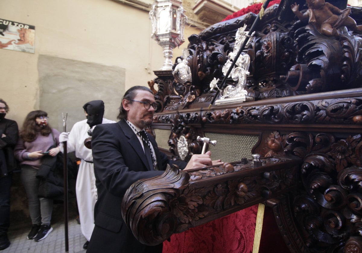 Mauricio García, con el martillo del paso de Jesús Caído