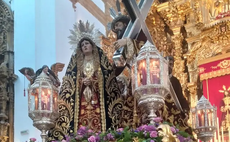 Imagen principal - La Catedral de Cádiz acoge este lunes el Vía Crucis 2024