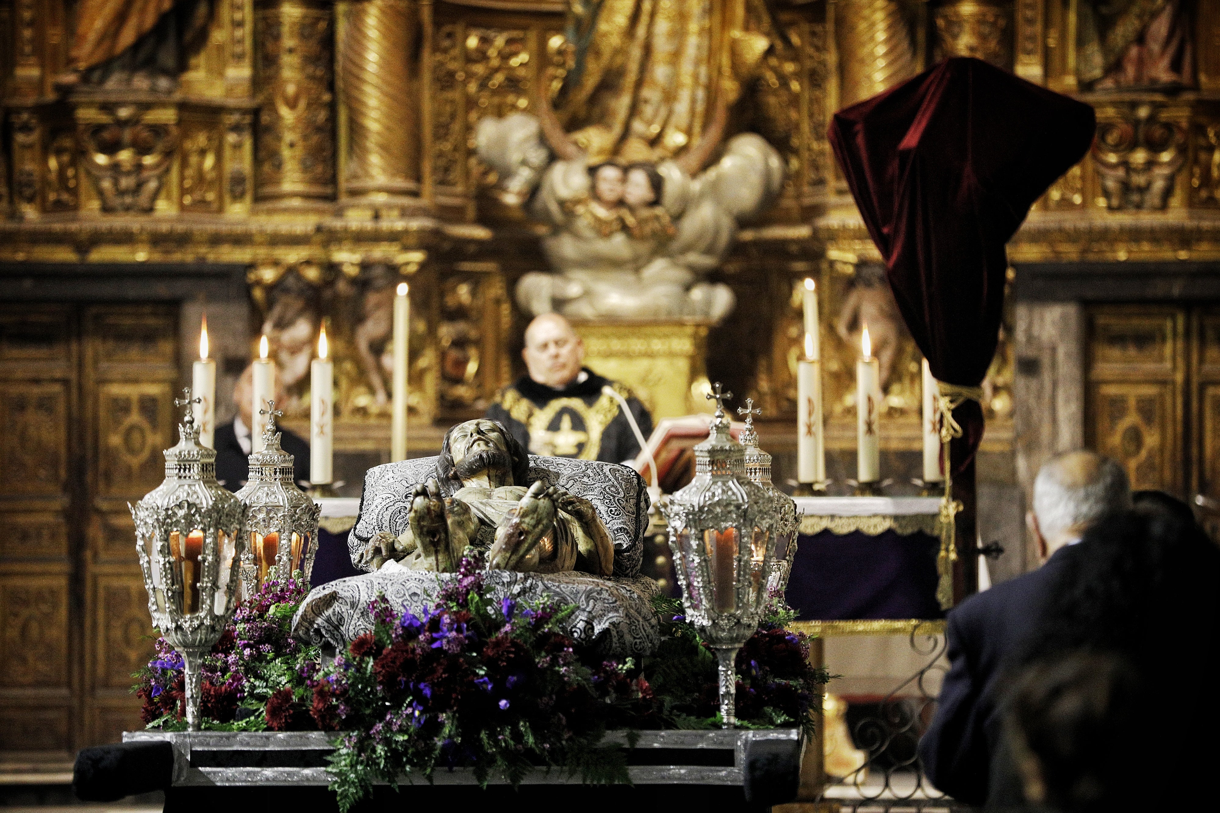 La lluvia desluce el Vía Crucis del Señor Yacente