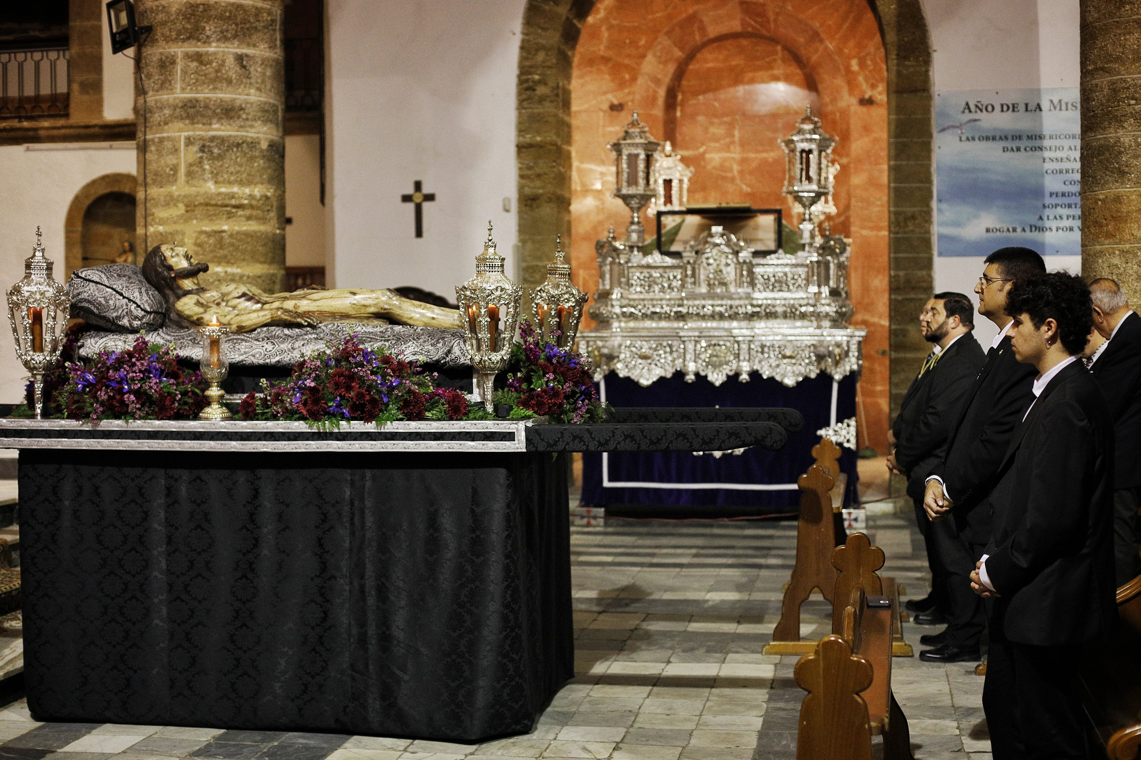 La lluvia desluce el Vía Crucis del Señor Yacente